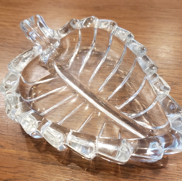 Leaf Shaped Ash Tray Vintage Glass - Picture 2 of 6